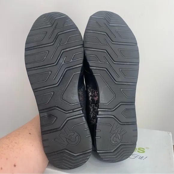 Walking Cradles Decker in black and silver Size 7.5 New in Box