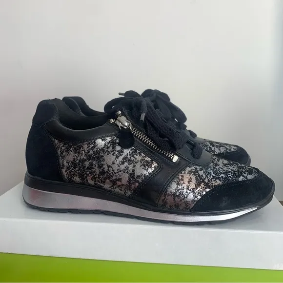 Walking Cradles Decker in black and silver Size 7.5 New in Box