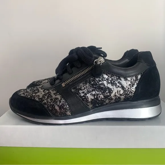 Walking Cradles Decker in black and silver Size 7.5 New in Box